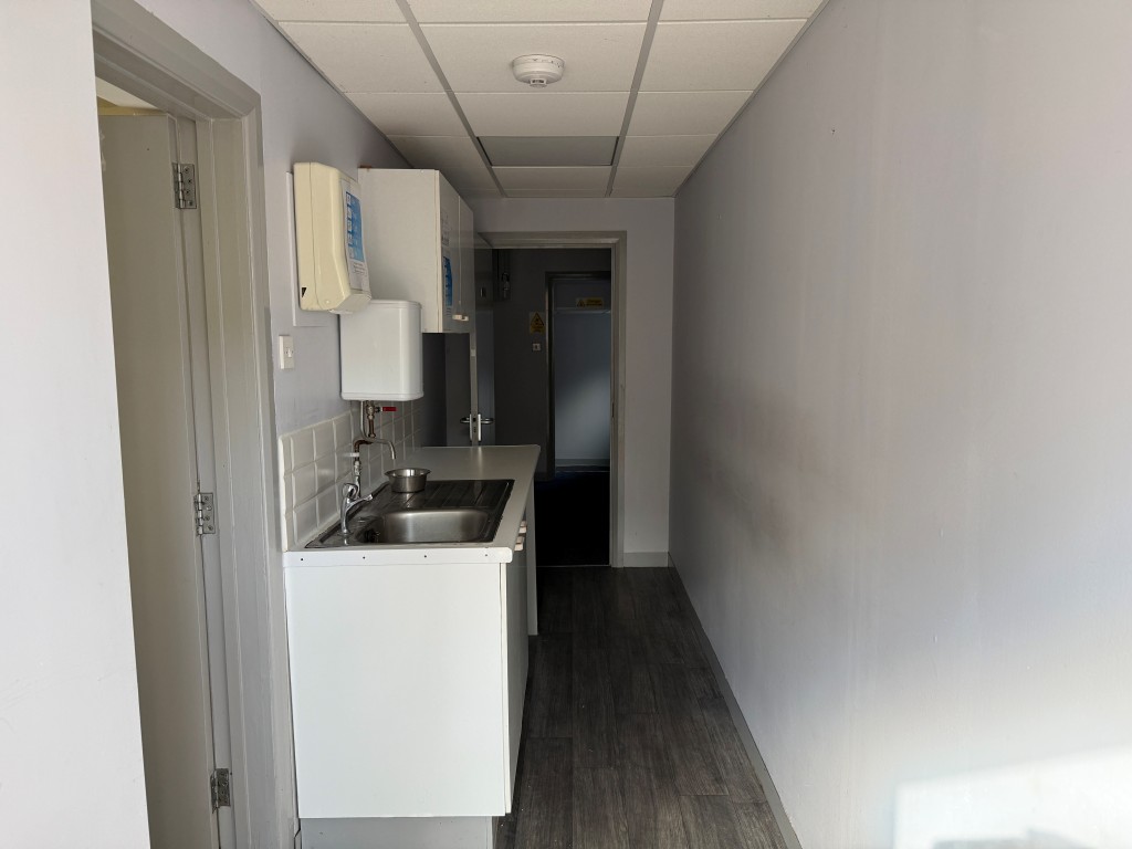 Lot: 11 - DETACHED PROPERTY ARRANGED AS OFFICES AND GARAGES WITH POTENTIAL - Kitchen 1
